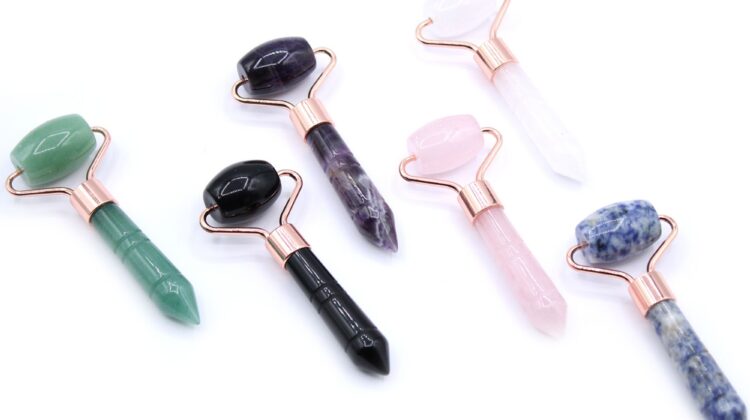 O poder dos rolos faciais com pedras preciosas