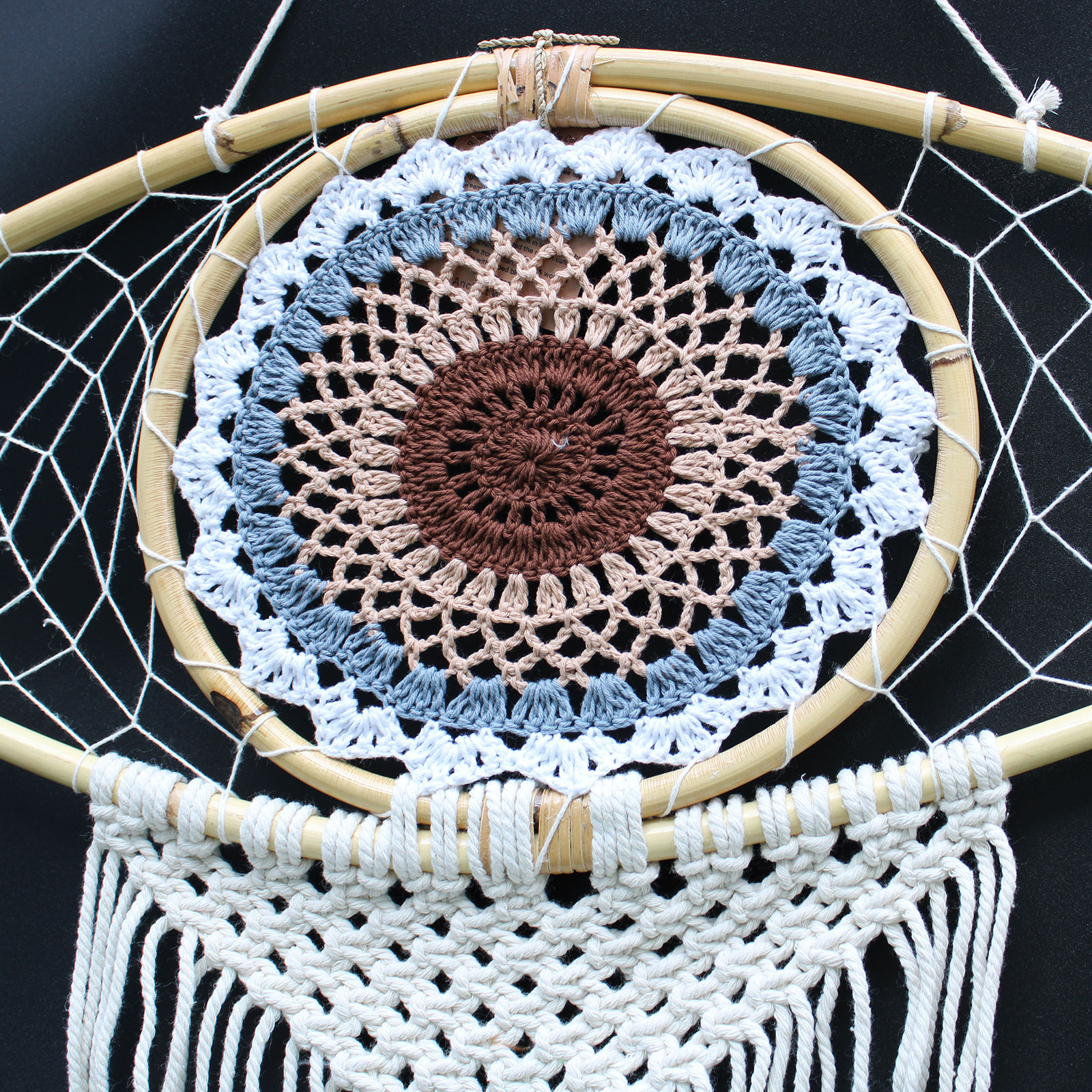 Apanhador de Sonhos Macramé – Olho Branco/ Cinzento/Castanho - Image 2